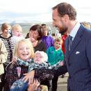 Crown Prince Haakon greets people in Folldal (Photo: Lise Åserud / Scanpix).
